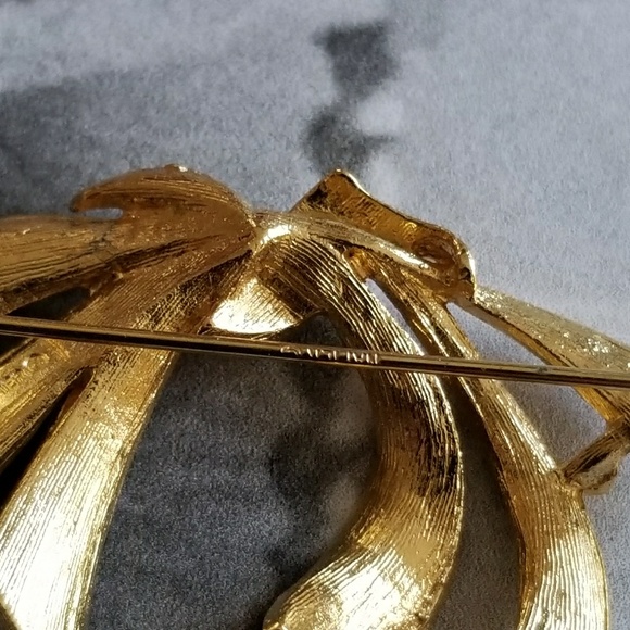 Relisted- -napier bow brooch gold tone metal pin jewelry - Picture 7 of 8